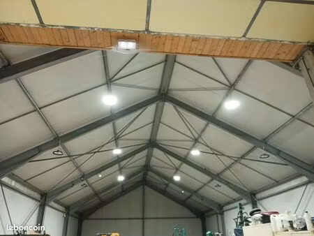 hangar professionnel isolé 220m2