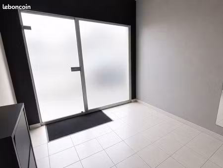 bureau local pro avec vitrine et place de parking privative