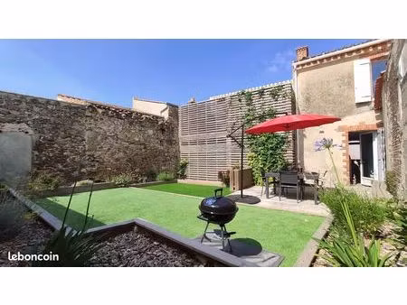 maison de ville meublée avec jardin – bail mobilité (septembre à juin) – brem-sur-mer