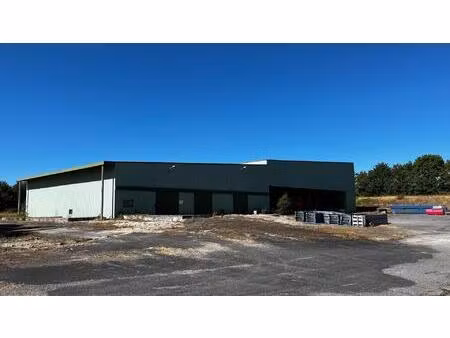 dépôt industriel de 1500 m² sur 13.631 m² de terrain