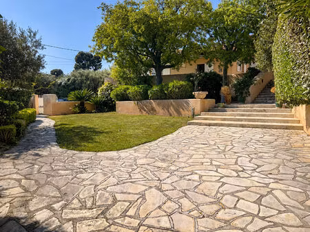 maison de 246 m² avec sous-sol de 100 m²  3 garages fermés  piscine  sur 1849 m² de terrai