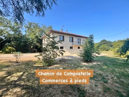 maison avec grand terrain et garage en rez-de-jardin