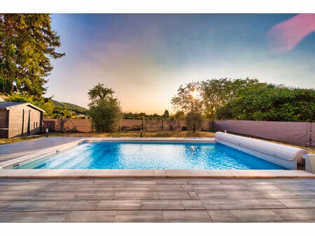 espace et lumière : découvrez cette maison récente de 150m² avec piscine.