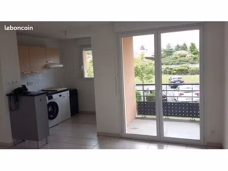 t3 avec balcon   espaces verts et piscine