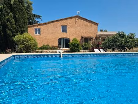 villa avec piscine au calme grand terrain