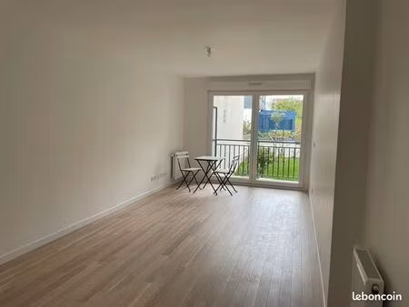 studio récent 32 m² proche rer b – balcon & parking