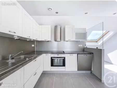 appartement t3 81m2 avec un local commerce 14m2 centre ville a beaucourt