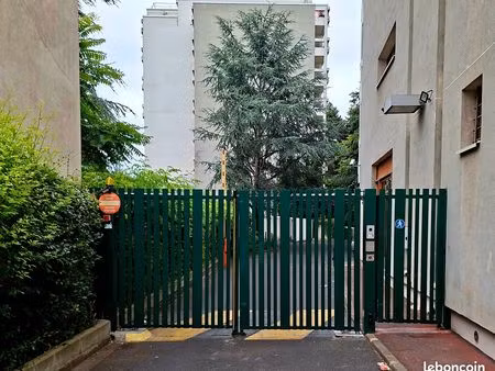 particulier loue parking extérieur sécurisé à villejuif