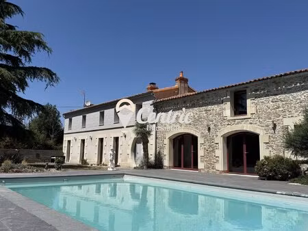 maison de campagne en pierre avec piscine