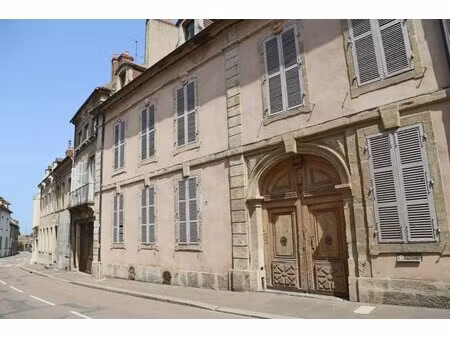 hôtel particulier du 18ème siècle ouvrant sur cour fermée