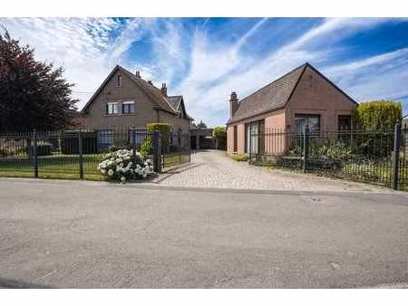 maison individuelle à rénover  sur un terrain de 1070 m²