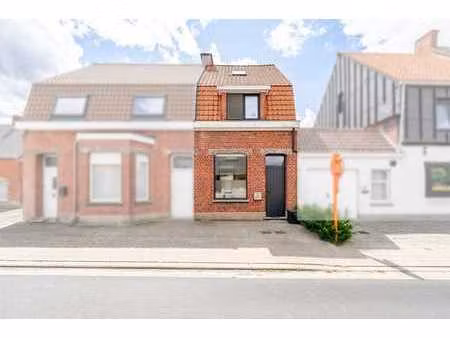 rijwoning met terras vlakbij het centrum van lichtervelde