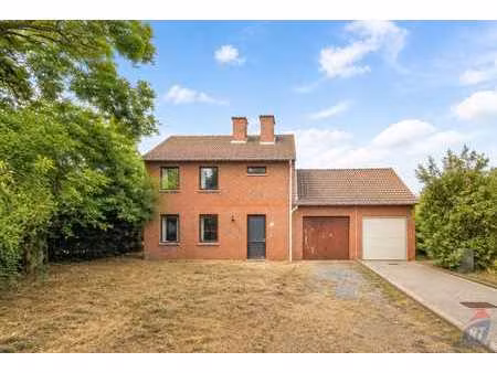 te renoveren halfopen bebouwing met 3 slaapkamers  garage...