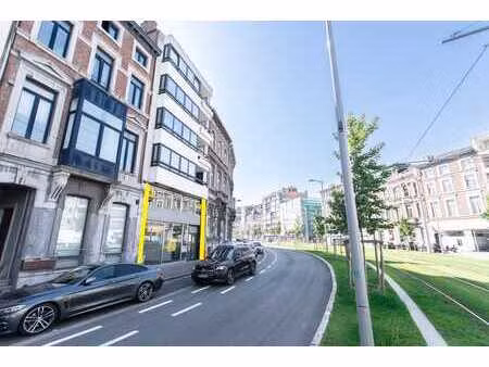 bureaux +/- 200m² face au tram - vitrine 6m de long.