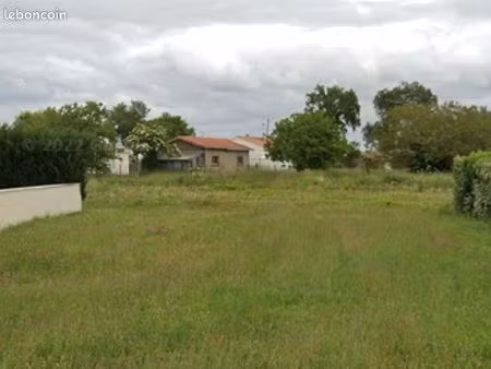 terrain à bâtir de 289 m2 au prix de 63000 à semussac (17)
