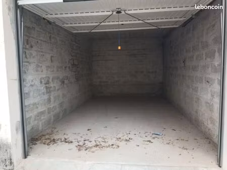 grand garage à louer (16 5 m2) dans résidence sécurisée – av professeur louis ravas
