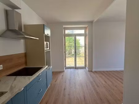 maison t2 de 45 m² avec garage  jardin et dépendances – centre de charroux