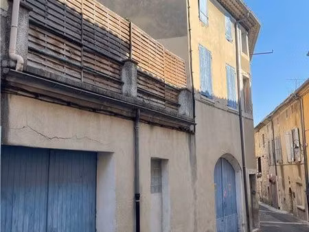 maison de village avec terrasse et grands garages