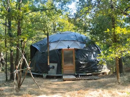 ? forêt + dôme géodésique ? yourte + ?étang/ source d'eau