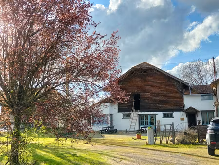 maison principal au calme avec 4 gîtes et piscine  vue