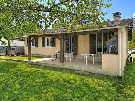 maison de plain-pied avec terrasse couverte et grand terrain arboré