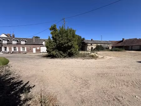 ancien corps de ferme à rénover . terrain de 3700 m2 environ.