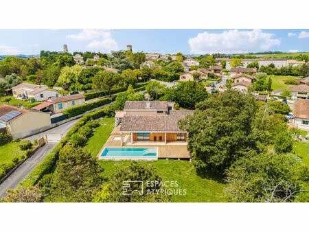 maison d'architecte avec piscine et panorama sur la chaîne des pyrénées