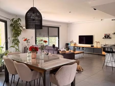 maison moderne idéalement située