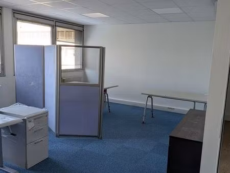 loue bureau fermé rénové 30 m² (4 ou 5 postes) + salle détente commune