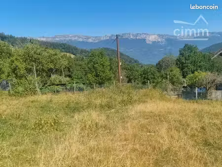 terrain 858 m² theys