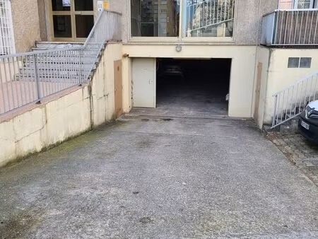 4 garages de 21 m2 en sous sol