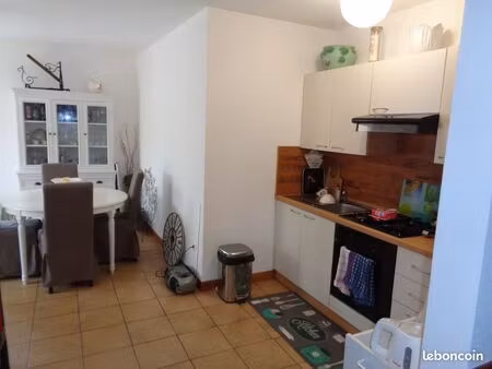 appartement t2 au rez de chaussée avec cour