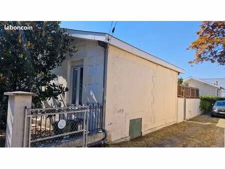 bureaux professionnels neufs dans une maison  avec doubles entrées  stationnements  jardin