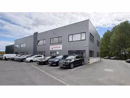 bureaux prêts à l'emploi avec petit espace de stockage à lo