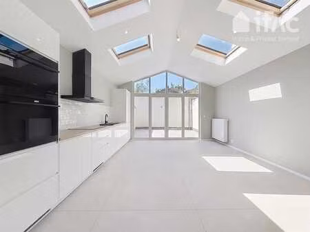 maison rénovée lumineuse avec terrasse ensoleillée