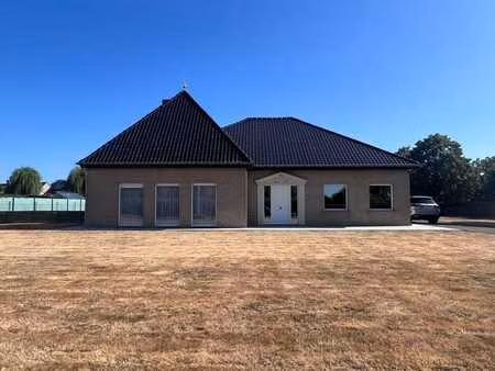 ruime en instapklare villa met 2 slaapkamers  garage en t...