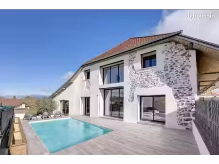 ensemble immobilier - corps de ferme rénové avec piscine + annexes 10 min d annecy