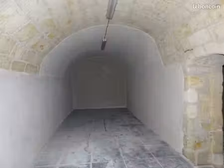 box/cave/cellier sec  securise pour artisan  2 roues et stockage