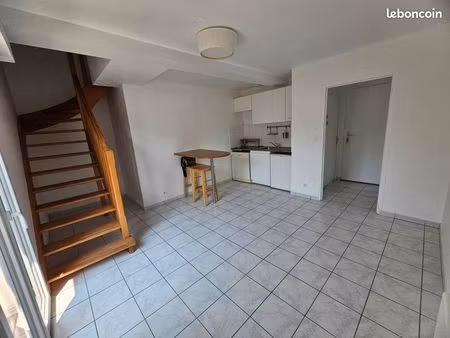location t2 avec bureau et balcon à la baule centre