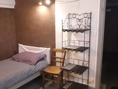 chambre avec coin cuisson et lavabo à 200m facs chauffage et électricité compris