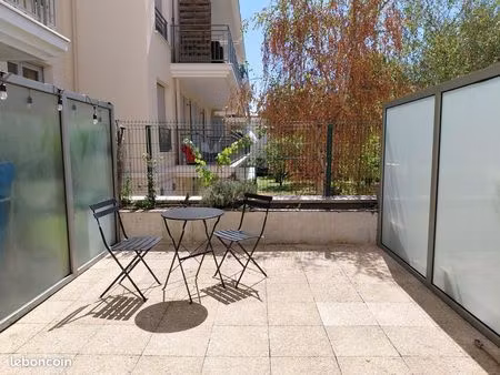 studio meublé en parfait état avec grande terrasse - centre de clamart