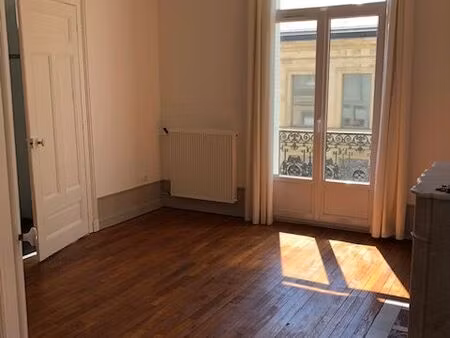 t3 85m2  hyper centre  balcon  1100 charges comprises