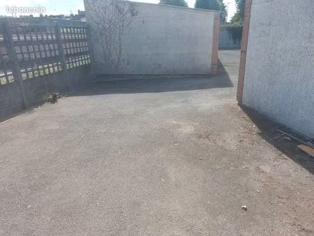 place de parking sécurisé 50 m2