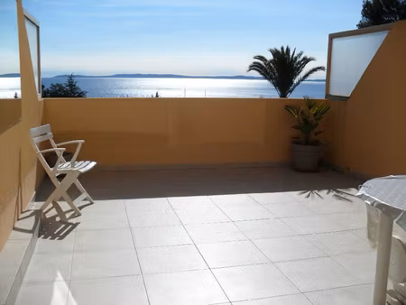 magnifique vue mer pour ce splendide studio avec grande terr