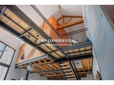 a nantes  un loft d'exception entre architecture industrielle et vie contemporaine
