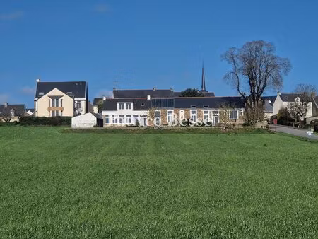 en pays de redon  ouverte sur un vaste panorama  une ancienne école reconvertie et ses...