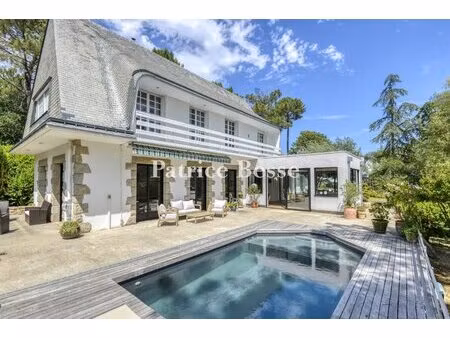 à vannes  près du golfe du morbihan  une maison familiale  avec piscine et parc arboré  à.
