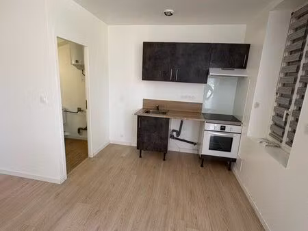 location t2 avec petite terrasse