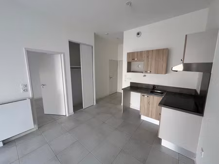 location appartement 1 pièce 46.1 m² à la rochelle (17000)  759 €