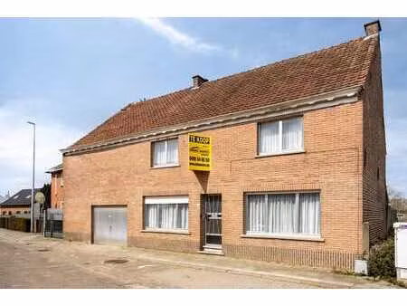 ruime te renoveren gezinswoning met ruime garage / tuin /...